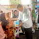 ANGGOTA DPRD Sumut H Azmi Yuli Sitorus, SH, M.SP (AYS, kanan) menyerahkan bantuan berupa susu protein kepada para warga lanjut usia (lansia). Waspada/Ist