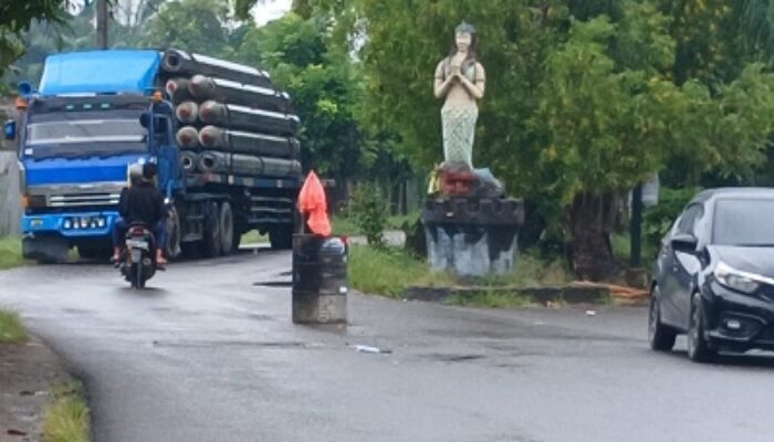 Omak-Omak Hadang Truk Lebihi Tonase di Marelan