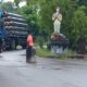 MESKI sudah diberita tanda tak boleh masuk,. truk yang diduga melebihi tonase nekad memasuki di Jalan Pasar Nippon, Paya Pasir, Kecamatan Medan Marelan, Medan. Waspada/Ist