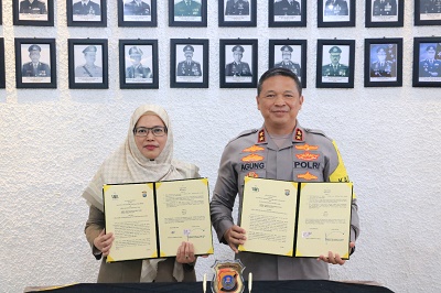 REKTOR UINSU Prof Nurahayati dan Kapoldasu Irjen Pol Agung Setya Imam Effendi, SH, SIK, MSi meperlihatkan dokumen kerjasama. Waspada/ist