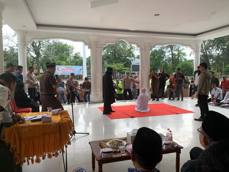 Dua Pasang Sejoli Diduga Mesum Dicambuk 100 Kali Dua Pasang Sejoli Diduga Mesum Dicambuk 100 Kali