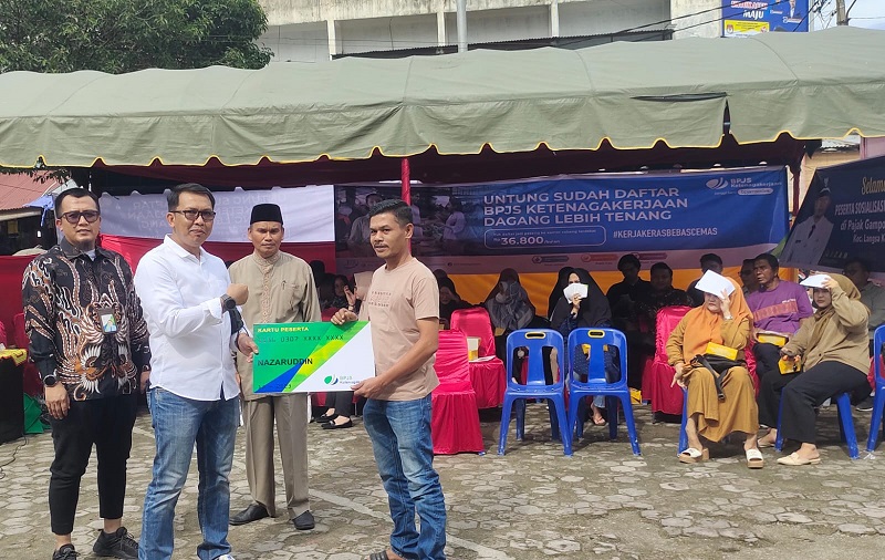 Kepala BPJamsostek Langsa Sapa Pedagang Pajak Peukan Langsa Kepala BPJamsostek Langsa Sapa Pedagang Pajak Peukan Langsa