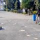 Petugas kebeersihan sedang membersihkan sampah yang dibuang sembarang oleh etnis Rohingya di halaman kantor DPRK Pidie, Jumat (22/12). Waspada/Muhammad Riza