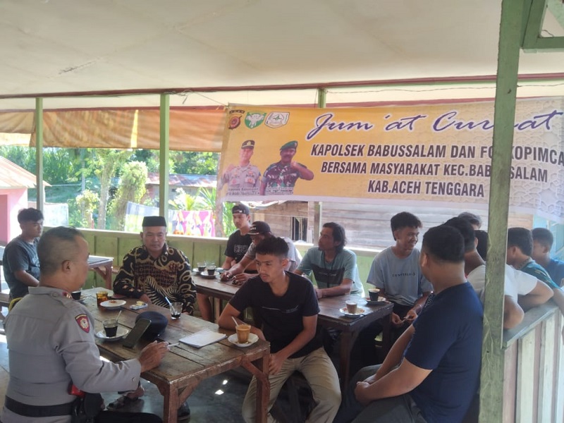 Kapolsek Babussalam Iptu Budi Trapsilo saat Jumat Curhat Presisi bersama masyarakat terlihat dalam gambar. Waspada/Ist