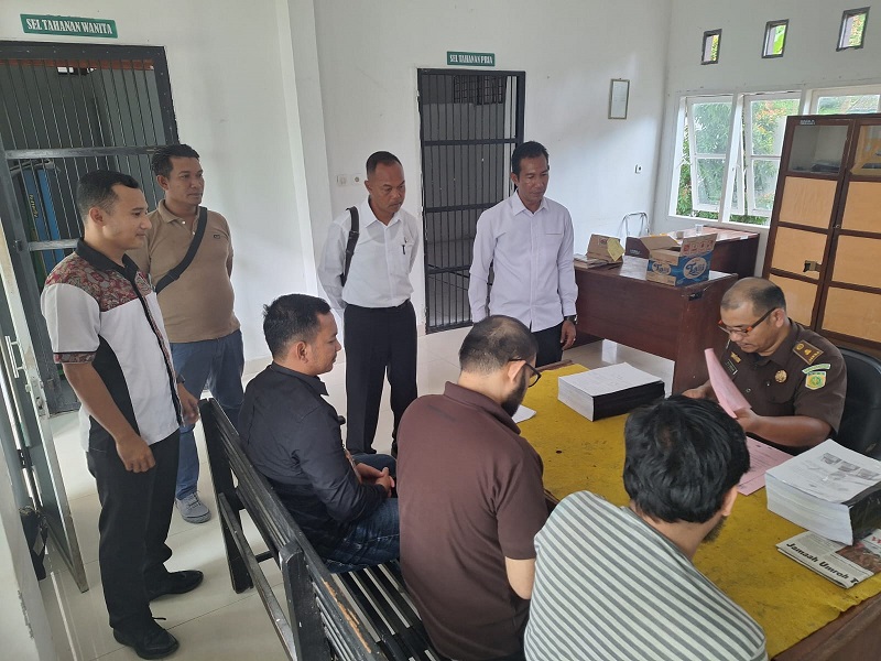 Tersangka Kasus Akun Bodong Oknum KIP Diserahkan Ke Kejari Langsa Tersangka Kasus Akun Bodong Oknum KIP Diserahkan Ke Kejari Langsa