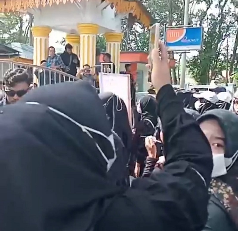 Seratusan Guru Honor Aksi Damai Di Depan Kantor Bupati Langkat Seratusan Guru Honor Aksi Damai Di Depan Kantor Bupati Langkat