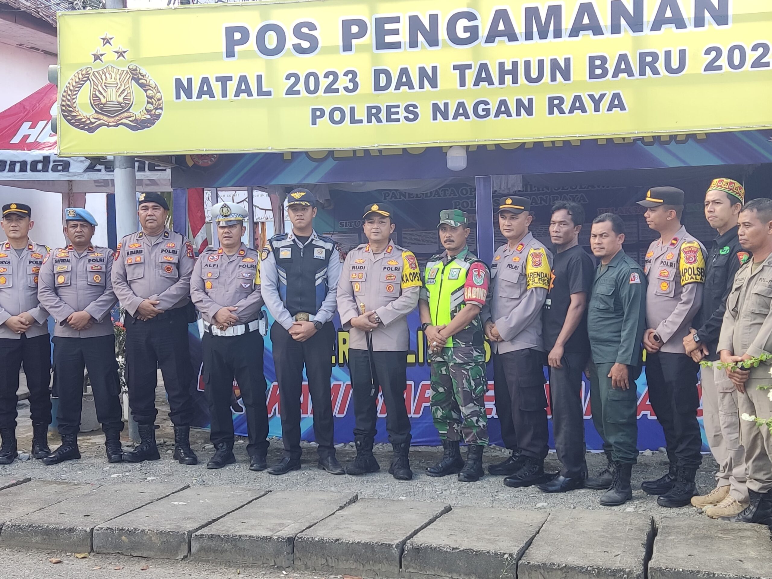 Anggota RAPI Wilayah 01.13 Nagan Raya berpartisipasi sebagai bankom dalam rangka pengamanan Nataru di Pos Lantas Nagan Raya, Jumat (22/12). Waspada/Muji Burrahman