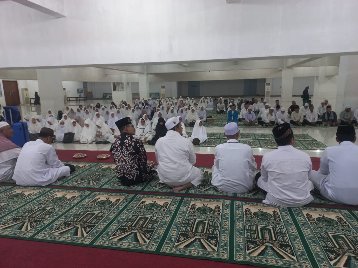 Jamaah Menangis Saat ikuti Manasik Umrah Dibimbing Motivator Nasional Jamaah Menangis Saat ikuti Manasik Umrah Dibimbing Motivator Nasional