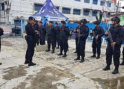 Danki 2 Brimob Batalyon B Pelopor, AKP Muhammad Rizaldi saat memimpin sterilisasi antisipasi Guantibmas di Gereja HKBP Langsa, Minggu (24/12). Waspada/dede