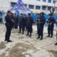 Danki 2 Brimob Batalyon B Pelopor, AKP Muhammad Rizaldi saat memimpin sterilisasi antisipasi Guantibmas di Gereja HKBP Langsa, Minggu (24/12). Waspada/dede