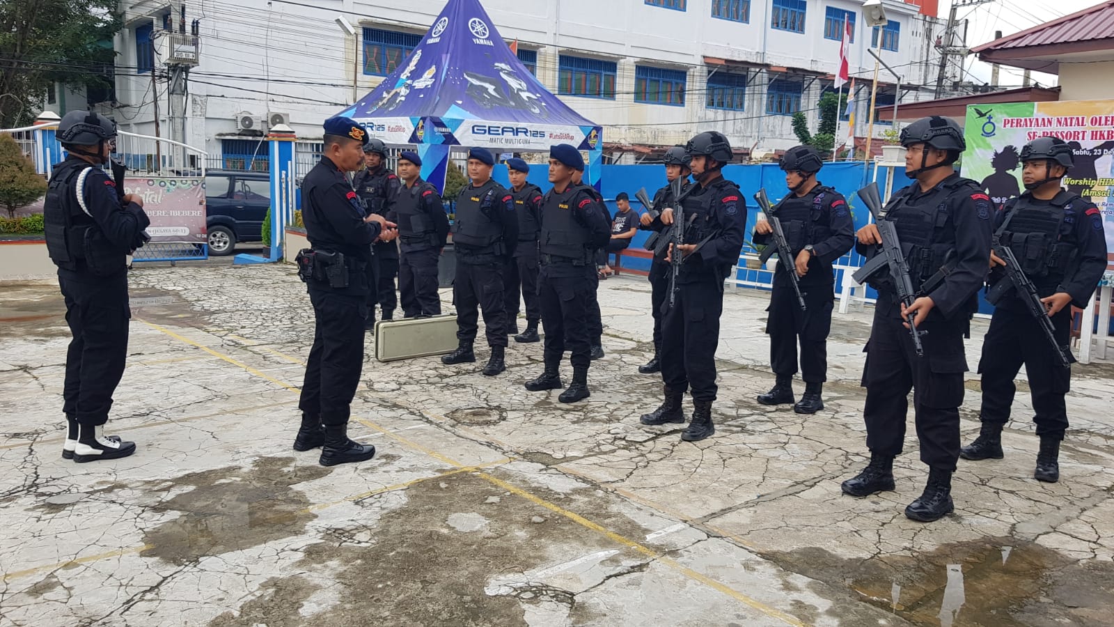 Danki 2 Brimob Batalyon B Pelopor, AKP Muhammad Rizaldi saat memimpin sterilisasi antisipasi Guantibmas di Gereja HKBP Langsa, Minggu (24/12). Waspada/dede