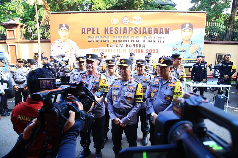 Kadiv Humas Polri Irjen Sandi Nugroho memimpin upacara gelar pasukan Kesiapsiagaan Satgas Humas Polri Ops Lilin 2023 dalam rangkabpengamanan Natal dan Tahun Baru (Nataru) 2024.Waspada/Ist