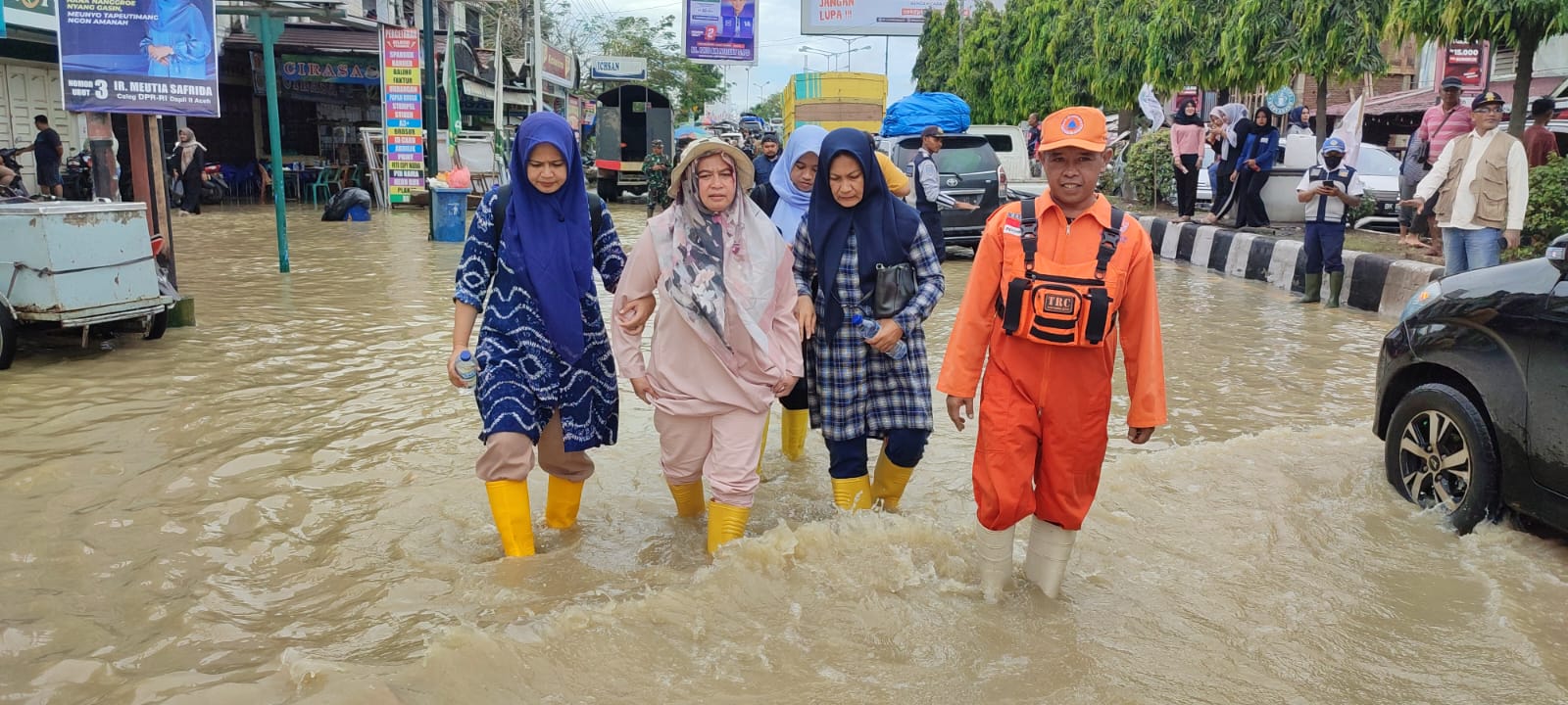Pj Bupati Aceh Utara Bersama Istri Tinjau Banjir Di Lhoksukon Pj Bupati Aceh Utara Bersama Istri Tinjau Banjir Di Lhoksukon