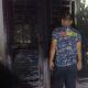Petugas mengamati sisa kebakaran pintu masuk Dinas Perdagangan, Koperasi dan UKM yang dibakar OTK di Pusat Perkantoran Pemkab Aceh Timur di Idi Rayeuk, Rabu (13/12) malam. Waspada/Ist.