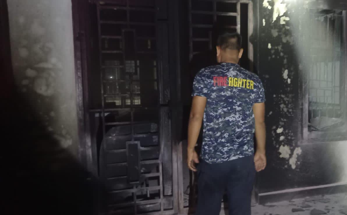 Petugas mengamati sisa kebakaran pintu masuk Dinas Perdagangan, Koperasi dan UKM yang dibakar OTK di Pusat Perkantoran Pemkab Aceh Timur di Idi Rayeuk, Rabu (13/12) malam. Waspada/Ist.