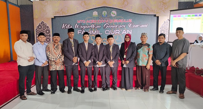 Kafilah fahmil quran putra dan putri foto bersama usai tanding di babak final cabang Fahmil Quran di MTQ ke 36 Aceh tahun 2023, Sinabang, Jumat (1/12). (Waspada/Ist)