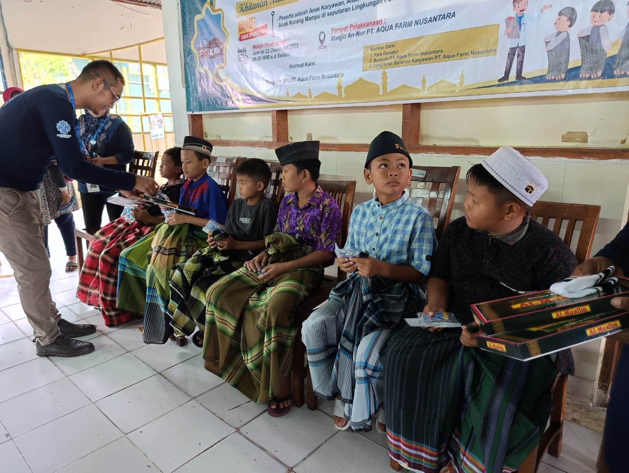 Hendra Syahputra HR Manager Regal Springs Indonesia memberikan santunan kepada anak karyawan serta warga setempat mengikuti khitanan massal. Waspada/Darmawan