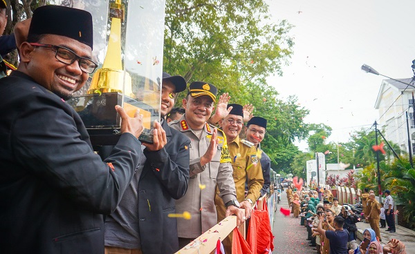 Kepulangan kafilah Kota Banda Aceh disambut meriah dan suka cita oleh warga kota, Selasa (05/12/23). (Waspada/T.Mansursyah)