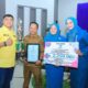 Bupati Labura,Hendri Yanto Sitorus bersama istri menyerahkan hadiah pada pemenang lomba HKG PKK Bangga Kencana 2023 di Aula Ahmad Dewi Syukur, Selasa (5/12). Waspada /ist