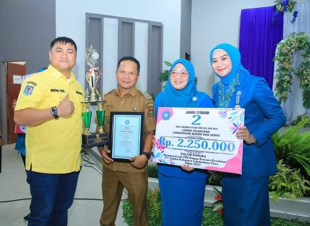 Bupati Labura,Hendri Yanto Sitorus bersama istri menyerahkan hadiah pada pemenang lomba HKG PKK Bangga Kencana 2023 di Aula Ahmad Dewi Syukur, Selasa (5/12). Waspada /ist