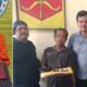 Kapolsek Hutaimbaru bersama personil Unit Reskrim mengamakan tersangka dan barang bukti narkotika di Mapolsek. (Waspada/Ist)
