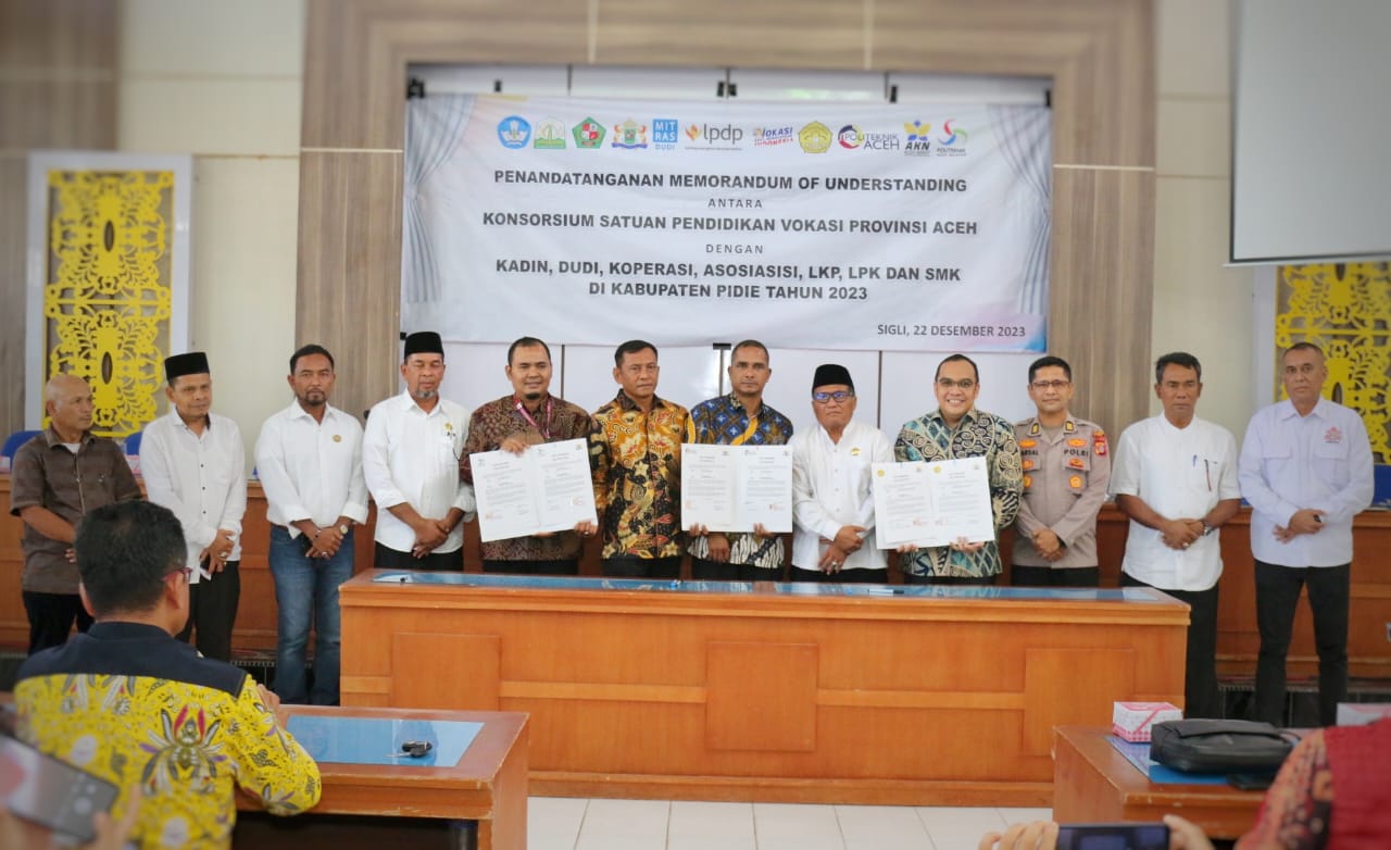 Foto bersama usai penandatangan MoU di Ruang Op Room Pemkab Pidie, Jumat (22/12). Waspada/Ist