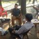 Diskusi sejumlah wartawan di Taman Kota Panyabungan, Selasa (5/12), membicarakan sosok bakal calon Wakil Bupati Madina 2024. Waspada/Ist