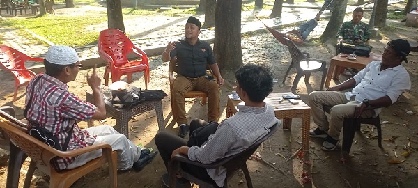 Diskusi sejumlah wartawan di Taman Kota Panyabungan, Selasa (5/12), membicarakan sosok bakal calon Wakil Bupati Madina 2024. Waspada/Ist