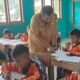 Kadisdikbud Aceh Besar, Bahrul Jamil, SSos, MSi, saat melakukan monev di salah satu sekolah di Kecamatan Kota Jantho, Selasa (5/12). (Waspada/Zafrullah)