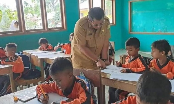 Kadisdikbud Aceh Besar, Bahrul Jamil, SSos, MSi, saat melakukan monev di salah satu sekolah di Kecamatan Kota Jantho, Selasa (5/12). (Waspada/Zafrullah)