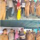 Asisten II Sekdakab Aceh Besar M. Ali S.Sos MSi dan Kapolres Aceh Besar AKBP Carlie Syahputra Bustamam S.I.K MH menyerahkan bantuan secara simbolis kepada warga Meureu, Indrapuri, Senin (4/12). (Waspada/Ist)