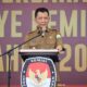 Penjabat Gubernur Aceh, Achmad Marzuki, saat menyampaikan pesan damai pada Deklarasi Kampanye Pemilu Damai Tahun 2024 di di Taman Sulthanah Safiatuddin, Banda Aceh, Selasa (5/12). (Waspada/Zafrullah)