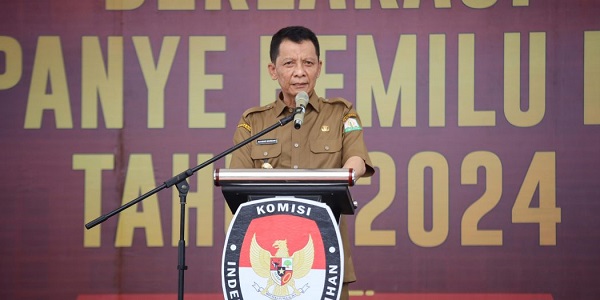 Penjabat Gubernur Aceh, Achmad Marzuki, saat menyampaikan pesan damai pada Deklarasi Kampanye Pemilu Damai Tahun 2024 di di Taman Sulthanah Safiatuddin, Banda Aceh, Selasa (5/12). (Waspada/Zafrullah)