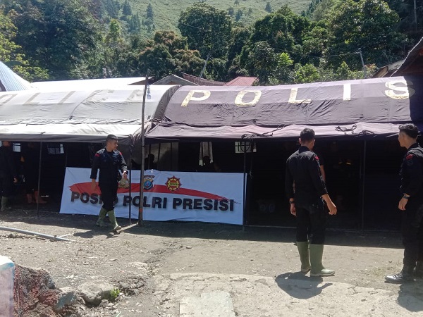 PERSONEL Polres Humbahas mendirikan beberapa posko di lokasi banjir. Waspada/Ist