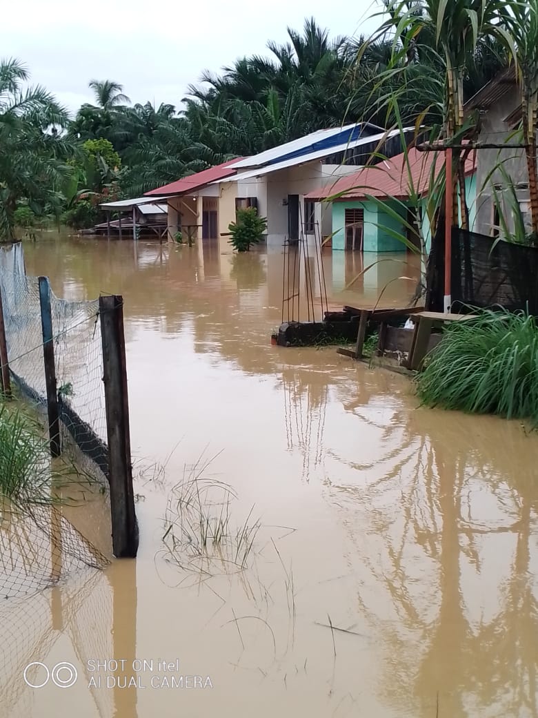 Kondisi banjir di Gampong Sukarakyat dan Gampong Pondok Kemuning yang merendam rumah warga, Senin (25/12). Waspada/dede