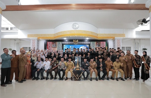 Pemko Banda Aceh berjanji akan memberangkatkan ibadah umrah bagi peserta juara I MTQ Aceh baru-baru ini di Kabupaten Simeulue. (Waspada/T.Mansursyah)