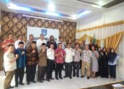 Kaban Kesbangpol Kota Langsa, Zulhadisyah mendampingi Kajari Langsa, Efrianto dan lainnya berfoto bersama usai rapat FKUB di Aula Kesbangpol Langsa, Rabu (6/12). Waspada/Rapian
