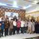 Kaban Kesbangpol Kota Langsa, Zulhadisyah mendampingi Kajari Langsa, Efrianto dan lainnya berfoto bersama usai rapat FKUB di Aula Kesbangpol Langsa, Rabu (6/12). Waspada/Rapian