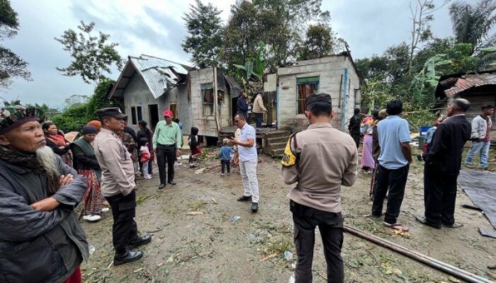 Rumah Tertimpa Pohon Kemiri Tumbang Dihempas Puting Beliung, 1 Tewas 1 Luka