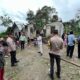 Rumah milik Mardongan Lumbantoruan di Desa Pahorboan, Kecamatan Pagaran hancur tertimpa pohon Kemiri tumbang dihempas angin puting beliung Selasa (5/12) sekira pukul 16.00 Wib. Waspada/id