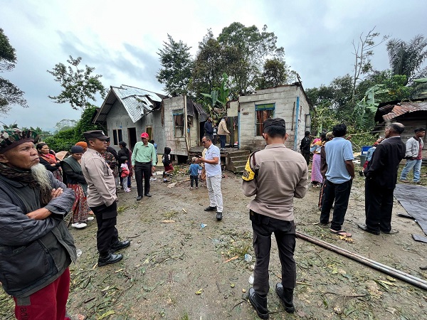 Rumah milik Mardongan Lumbantoruan di Desa Pahorboan, Kecamatan Pagaran hancur tertimpa pohon Kemiri tumbang dihempas angin puting beliung Selasa (5/12) sekira pukul 16.00 Wib. Waspada/id