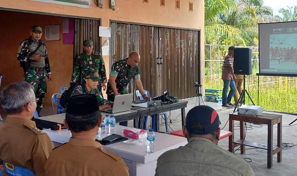 Dandim 0109/Singkil Letkol Inf Moh Mulyono saat video conference dengan Pangdam IM, dan melihat langsung antusias masyarakat yang berbelanja pada operasi pasar di Desa Pulo Sarok Singkil, Senin (4/12) kemarin. Waspada/Ist