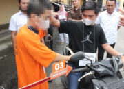 Adegan ke tiga dimana pelaku ZE saat membacok korban Poniran hingga tewas. Waspada/Darmawan.