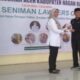 Ketua DKA Nagan Raya Faisal A Qubsy menyerahkan buku hasil karya DKA kepada Pj Bupati, Rabu (6/12).(Waspada/Muji Burrahman)