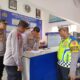 Kapolres Aceh Barat saat melakukan pengecekan Pos Pelayanan dan Pengamanan di wilayah tugasnya, Senin (25/12).(Waspada/Muji Burrahman)