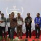 Pj Bupati Abdya Darmansah, didampingi Kepala Dinas Komunikasi Informasi dan Persandian Ubai Rizal ST, menerima penghargaan keterbukaan informasi publik di Banda Aceh. Rabu (6/12).Waspada/Ist