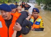 Danki 2 B Brimob Pelopor Aramiyah, AKP M. Rizaldi, saat evakuasi warga Gampong Pondok Pabrik, Kecamatan Langsa Lama, Senin (25/12). Waspada/Rapian.