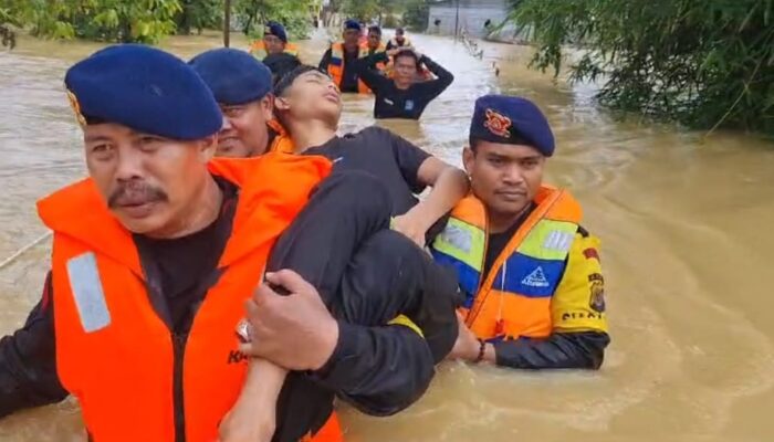 Brimob Evakuasi Korban Banjir