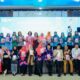 NY. Maya Indriasari dan Bupati Batubara, Ir.H.Zahir, M.AP pada peluncuran sekaligus membedah buku perdana berjudul "Sukses Story Motivator Pembangunan 2019-2023 dan foto bersama. Waspada/Ist