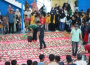Masyarakat Kota Jantho dan para PNS Pemkab Aceh Besar makan khanduri bersama di gedung utama Jantho Sport City (JSC), Minggu (24/12) sore. (Waspada/Ist)